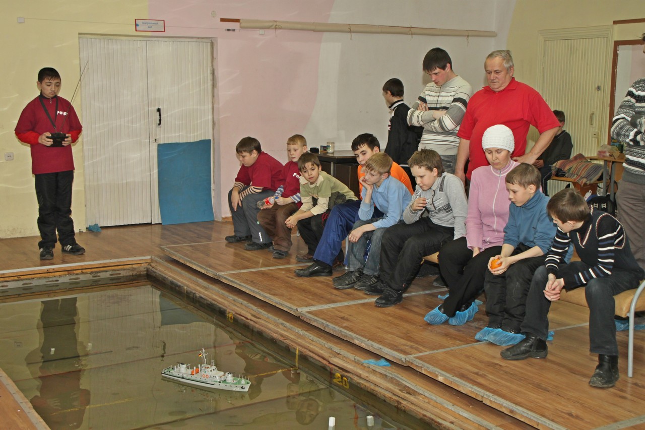 Между воротами