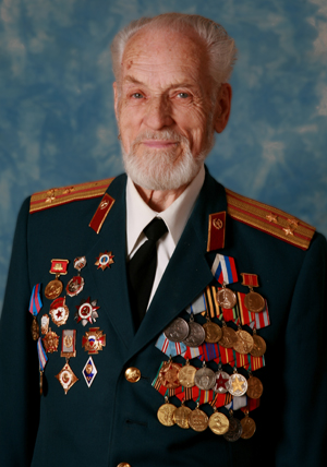 Этот человек не автор статьи, это один из ветеранов.