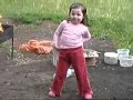 Девочка Танцует